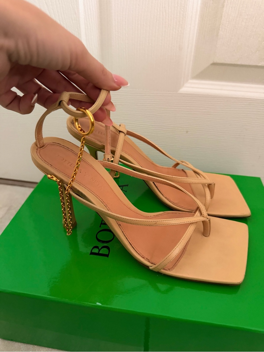 Bottega Veneta Nude Beige Chain Trimmed Lounge Leather Sandals - Picture 2 of 4